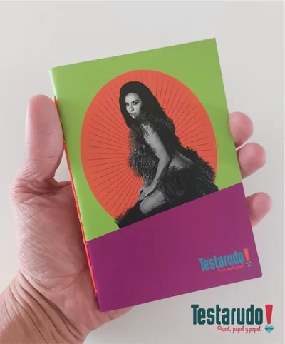 libreta Testarudo con tapa de Coca Sarli, vista frontal