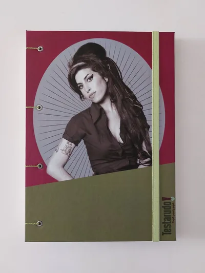 cuaderno copta Testarudo con tapa de Amy Winehouse, vista frontal