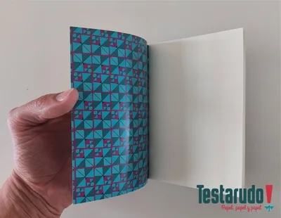 libreta Testarudo con tapa de Coca Sarli, apoyada de costado