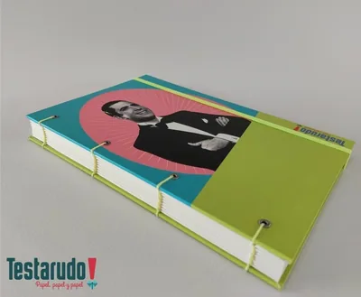 cuaderno copta Testarudo con tapa de Gardel, apoyada de costado