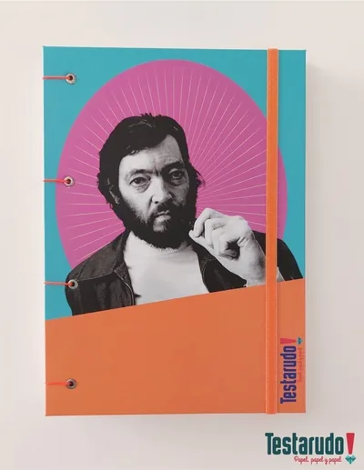 cuaderno copta Testarudo con tapa de Cortázar, vista frontal