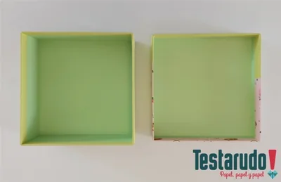 Caja 2 — caja forrada Testarudo, apoyada de costado