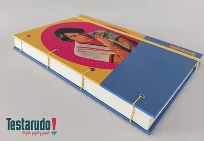 cuaderno copta Testarudo con tapa de Sandro, apoyada de costado