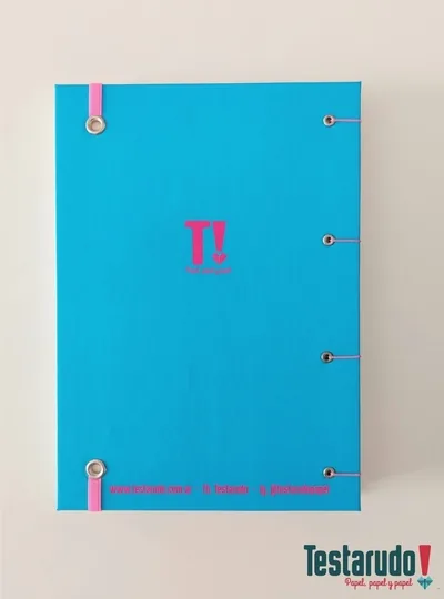 cuaderno copta Testarudo con tapa de Raffaella Carrà, otra vista