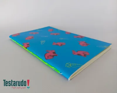 Cuaderno tapa blanda 2 — cuaderno tapa blanda Testarudo, apoyada de costado