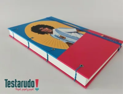 cuaderno copta Testarudo con tapa de Maradona, apoyada de costado
