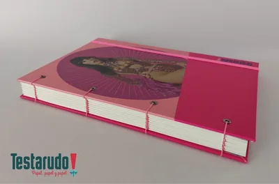 cuaderno copta Testarudo con tapa de Moria, apoyada de costado